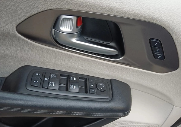 Chrysler Pacifica cena 99999 przebieg: 79900, rok produkcji 2017 z Krzeszowice małe 352